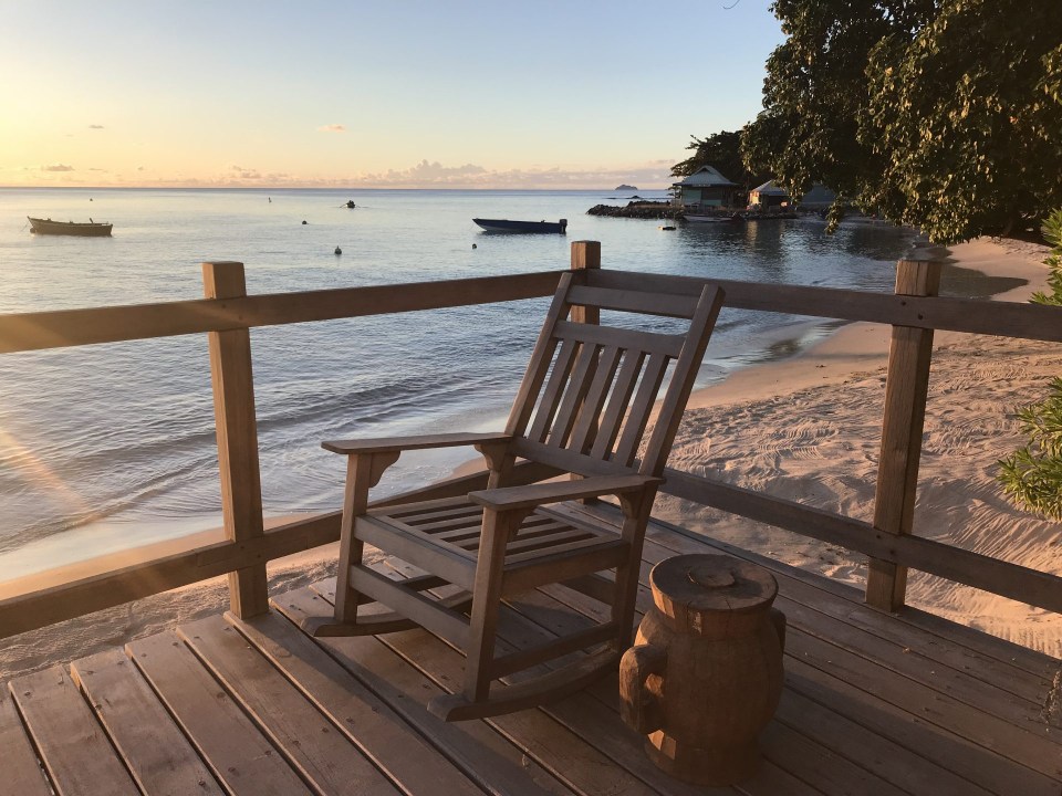 Schaukelstuhl auf einer Terrasse am Meer